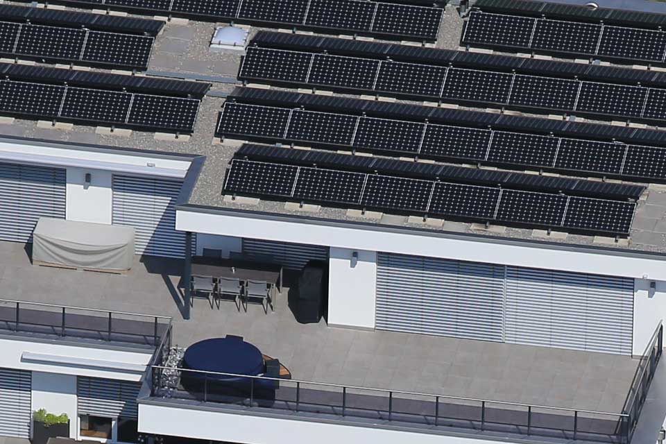 Hausdach mit Photovoltaikanlage - Stromproduktin für den Eigenbedarf